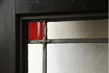 格子帯戸をリペア&カスタム!リサイズし、お客様考案のデザインをベースにステンドグラスを製作し取付け。現状の色味をベースに1トーン濃い色味に着色仕上げ。(引き戸、建具)