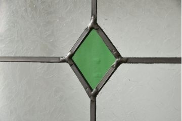 格子帯戸をリペア&カスタム!リサイズし、お客様考案のデザインをベースにステンドグラスを製作し取付け。現状の色味をベースに1トーン濃い色味に着色仕上げ。(引き戸、建具)