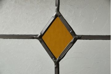 格子帯戸をリペア&カスタム!リサイズし、お客様考案のデザインをベースにステンドグラスを製作し取付け。現状の色味をベースに1トーン濃い色味に着色仕上げ。(引き戸、建具)