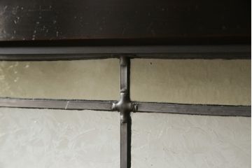 格子帯戸をリペア&カスタム!リサイズし、お客様考案のデザインをベースにステンドグラスを製作し取付け。現状の色味をベースに1トーン濃い色味に着色仕上げ。(引き戸、建具)