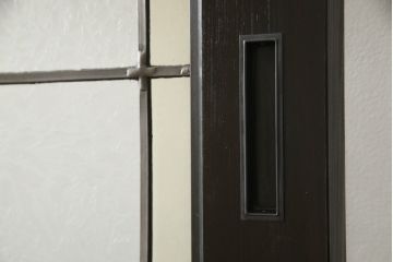 格子帯戸をリペア&カスタム!リサイズし、お客様考案のデザインをベースにステンドグラスを製作し取付け。現状の色味をベースに1トーン濃い色味に着色仕上げ。(引き戸、建具)