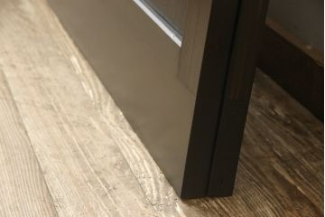 格子帯戸をリペア&カスタム!リサイズし、お客様考案のデザインをベースにステンドグラスを製作し取付け。現状の色味をベースに1トーン濃い色味に着色仕上げ。(引き戸、建具)