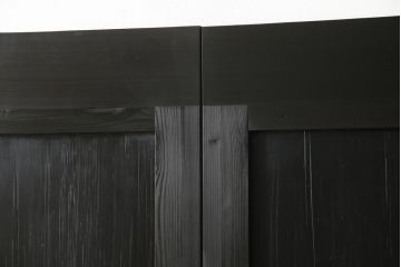 格子帯戸をリペア&カスタム!リサイズし、お客様考案のデザインをベースにステンドグラスを製作し取付け。現状の色味をベースに1トーン濃い色味に着色仕上げ。(引き戸、建具)