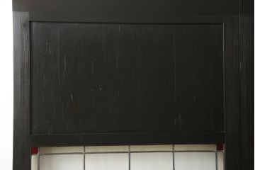 格子帯戸をリペア&カスタム!リサイズし、お客様考案のデザインをベースにステンドグラスを製作し取付け。現状の色味をベースに1トーン濃い色味に着色仕上げ。(引き戸、建具)