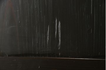 格子帯戸をリペア&カスタム!リサイズし、お客様考案のデザインをベースにステンドグラスを製作し取付け。現状の色味をベースに1トーン濃い色味に着色仕上げ。(引き戸、建具)