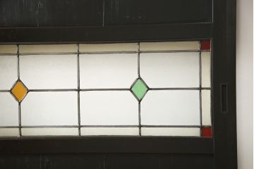 格子帯戸をリペア&カスタム!リサイズし、お客様考案のデザインをベースにステンドグラスを製作し取付け。現状の色味をベースに1トーン濃い色味に着色仕上げ。(引き戸、建具)