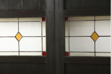 格子帯戸をリペア&カスタム!リサイズし、お客様考案のデザインをベースにステンドグラスを製作し取付け。現状の色味をベースに1トーン濃い色味に着色仕上げ。(引き戸、建具)