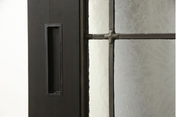 格子帯戸をリペア&カスタム!リサイズし、お客様考案のデザインをベースにステンドグラスを製作し取付け。現状の色味をベースに1トーン濃い色味に着色仕上げ。(引き戸、建具)