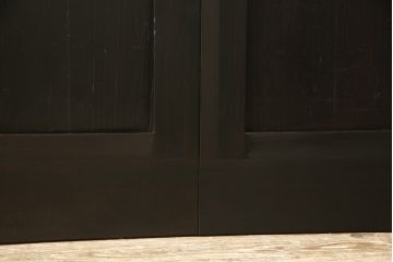 格子帯戸をリペア&カスタム!リサイズし、お客様考案のデザインをベースにステンドグラスを製作し取付け。現状の色味をベースに1トーン濃い色味に着色仕上げ。(引き戸、建具)