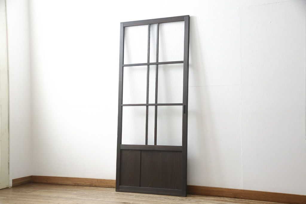 ガラス戸をリペア&カスタム!リサイズし、引手と戸車を取り付け。ガラスはモールガラスとダイヤガラスに交換。ダークブラウンに着色仕上げ。(引き戸、建具)