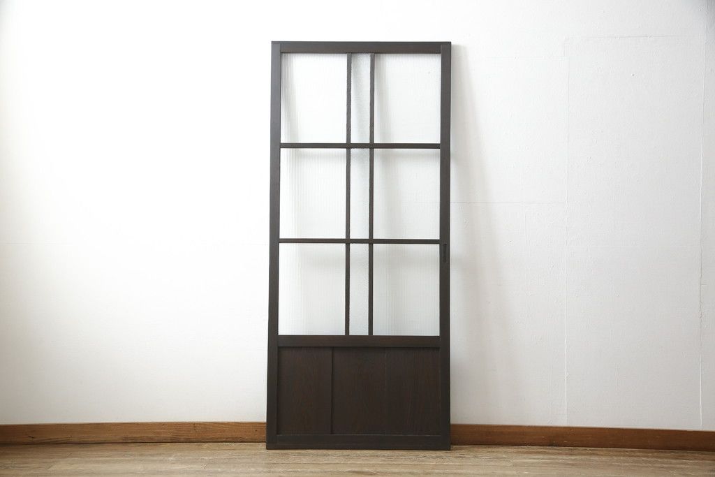 ガラス戸をリペア&カスタム!リサイズし、引手と戸車を取り付け。ガラスはモールガラスとダイヤガラスに交換。ダークブラウンに着色仕上げ。(引き戸、建具)