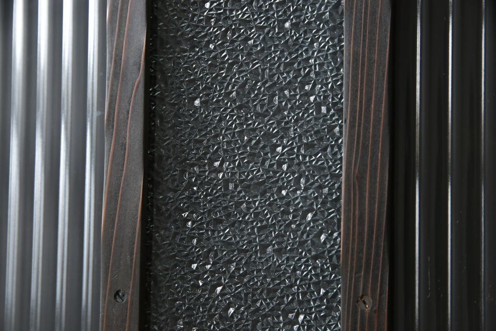 ガラス戸をリペア&カスタム!リサイズし、引手と戸車を取り付け。ガラスはモールガラスとダイヤガラスに交換。ダークブラウンに着色仕上げ。(引き戸、建具)