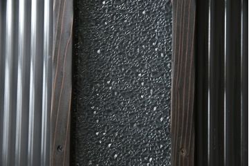 ガラス戸をリペア&カスタム!リサイズし、引手と戸車を取り付け。ガラスはモールガラスとダイヤガラスに交換。ダークブラウンに着色仕上げ。(引き戸、建具)