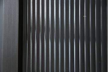 ガラス戸をリペア&カスタム!リサイズし、引手と戸車を取り付け。ガラスはモールガラスとダイヤガラスに交換。ダークブラウンに着色仕上げ。(引き戸、建具)