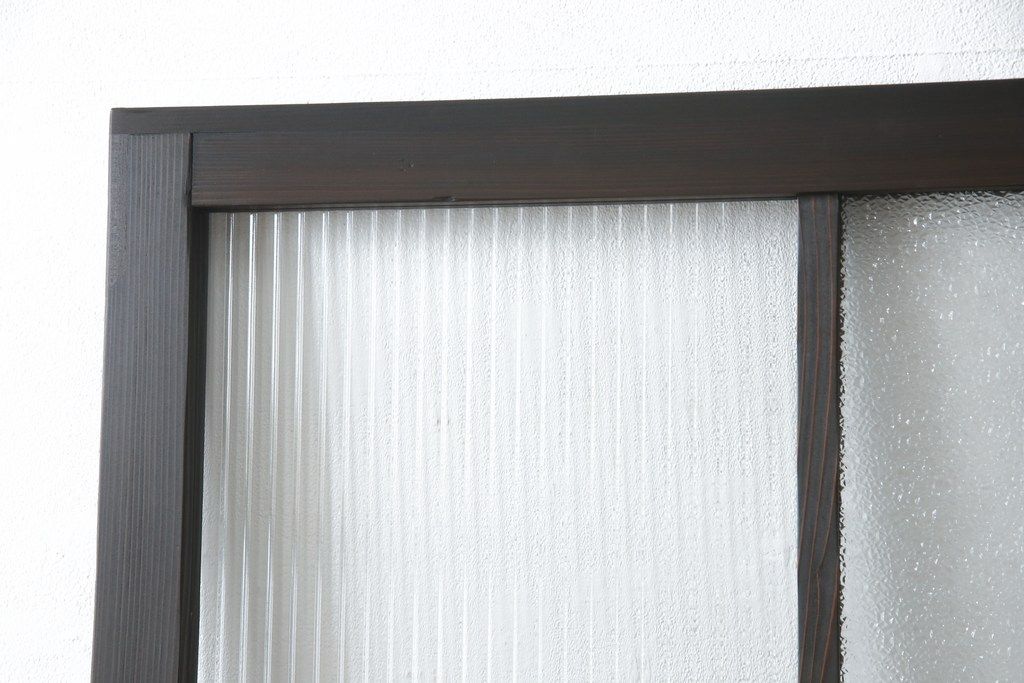 ガラス戸をリペア&カスタム!リサイズし、引手と戸車を取り付け。ガラスはモールガラスとダイヤガラスに交換。ダークブラウンに着色仕上げ。(引き戸、建具)