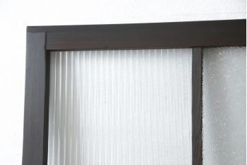 ガラス戸をリペア&カスタム!リサイズし、引手と戸車を取り付け。ガラスはモールガラスとダイヤガラスに交換。ダークブラウンに着色仕上げ。(引き戸、建具)