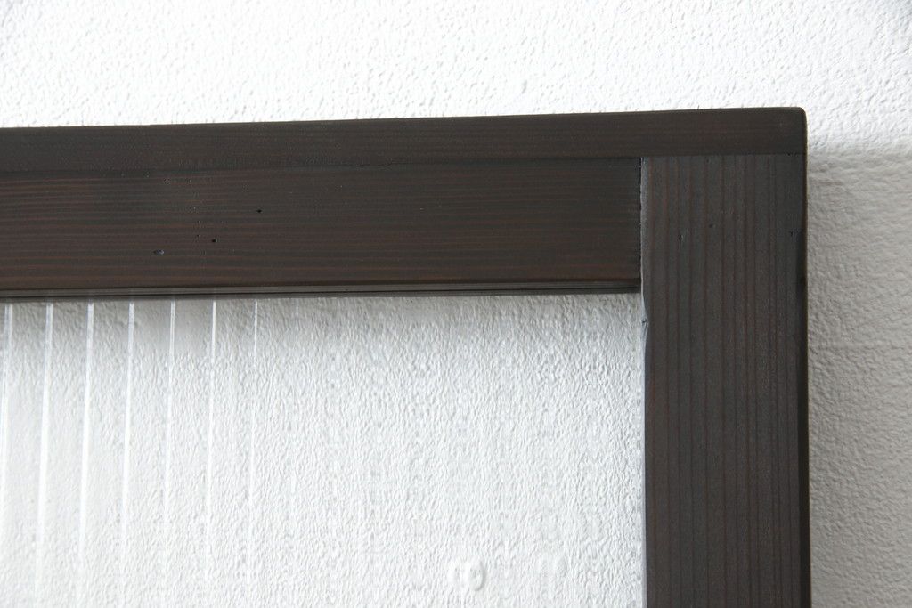 ガラス戸をリペア&カスタム!リサイズし、引手と戸車を取り付け。ガラスはモールガラスとダイヤガラスに交換。ダークブラウンに着色仕上げ。(引き戸、建具)