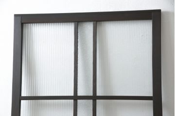 ガラス戸をリペア&カスタム!リサイズし、引手と戸車を取り付け。ガラスはモールガラスとダイヤガラスに交換。ダークブラウンに着色仕上げ。(引き戸、建具)
