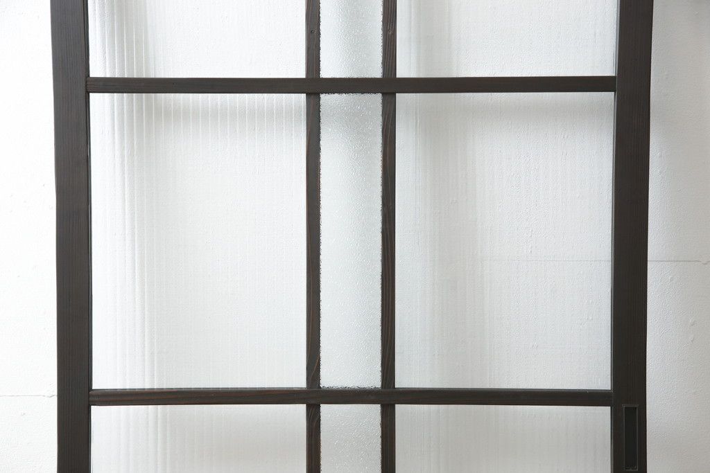 ガラス戸をリペア&カスタム!リサイズし、引手と戸車を取り付け。ガラスはモールガラスとダイヤガラスに交換。ダークブラウンに着色仕上げ。(引き戸、建具)