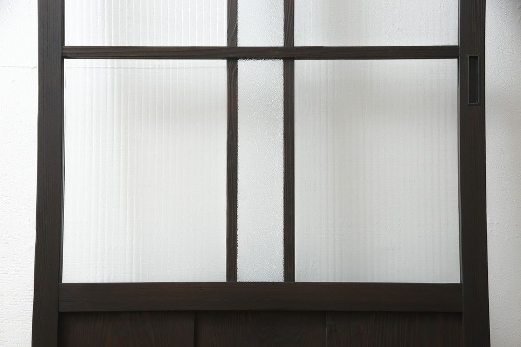 ガラス戸をリペア&カスタム!リサイズし、引手と戸車を取り付け。ガラスはモールガラスとダイヤガラスに交換。ダークブラウンに着色仕上げ。(引き戸、建具)