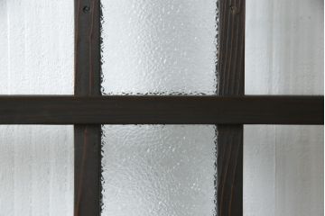 ガラス戸をリペア&カスタム!リサイズし、引手と戸車を取り付け。ガラスはモールガラスとダイヤガラスに交換。ダークブラウンに着色仕上げ。(引き戸、建具)