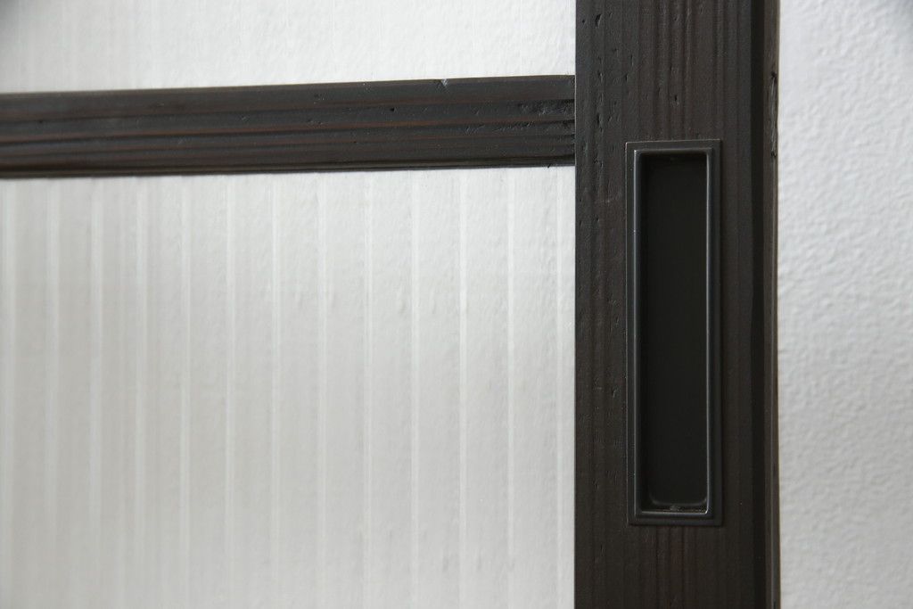 ガラス戸をリペア&カスタム!リサイズし、引手と戸車を取り付け。ガラスはモールガラスとダイヤガラスに交換。ダークブラウンに着色仕上げ。(引き戸、建具)