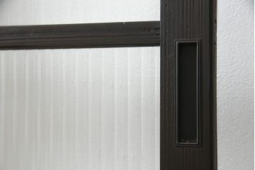 ガラス戸をリペア&カスタム!リサイズし、引手と戸車を取り付け。ガラスはモールガラスとダイヤガラスに交換。ダークブラウンに着色仕上げ。(引き戸、建具)