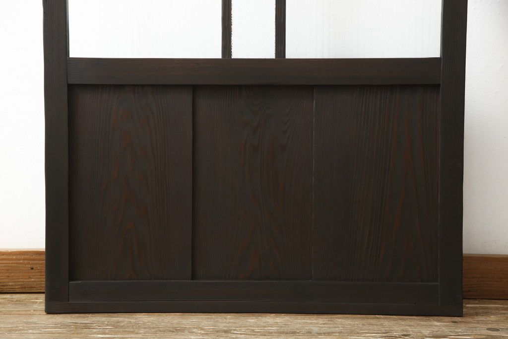 ガラス戸をリペア&カスタム!リサイズし、引手と戸車を取り付け。ガラスはモールガラスとダイヤガラスに交換。ダークブラウンに着色仕上げ。(引き戸、建具)