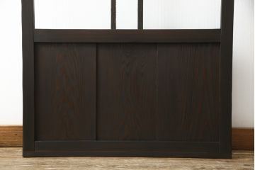 ガラス戸をリペア&カスタム!リサイズし、引手と戸車を取り付け。ガラスはモールガラスとダイヤガラスに交換。ダークブラウンに着色仕上げ。(引き戸、建具)