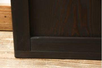 ガラス戸をリペア&カスタム!リサイズし、引手と戸車を取り付け。ガラスはモールガラスとダイヤガラスに交換。ダークブラウンに着色仕上げ。(引き戸、建具)