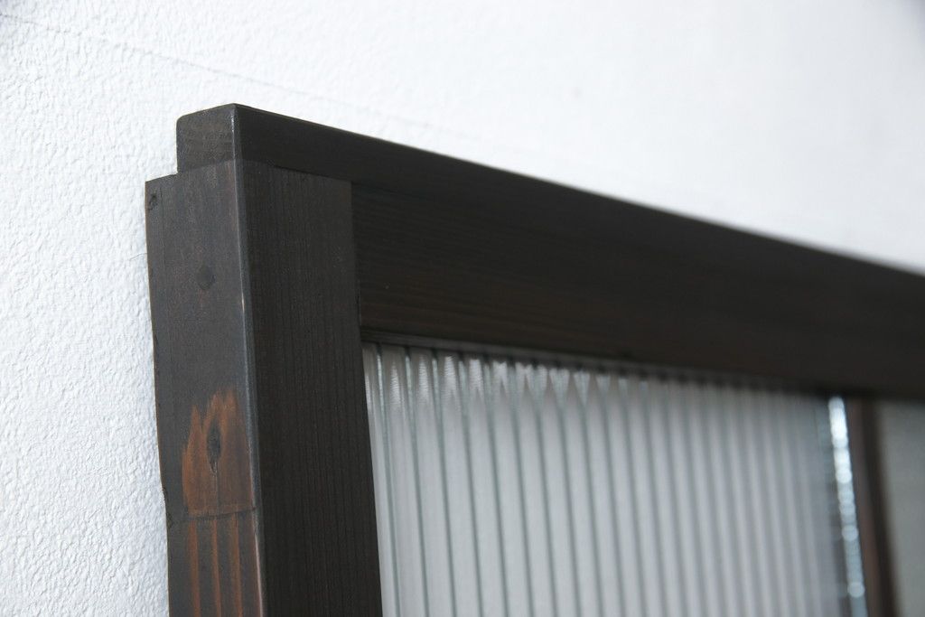 ガラス戸をリペア&カスタム!リサイズし、引手と戸車を取り付け。ガラスはモールガラスとダイヤガラスに交換。ダークブラウンに着色仕上げ。(引き戸、建具)