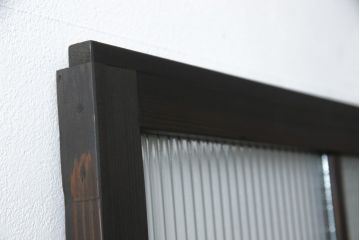 ガラス戸をリペア&カスタム!リサイズし、引手と戸車を取り付け。ガラスはモールガラスとダイヤガラスに交換。ダークブラウンに着色仕上げ。(引き戸、建具)