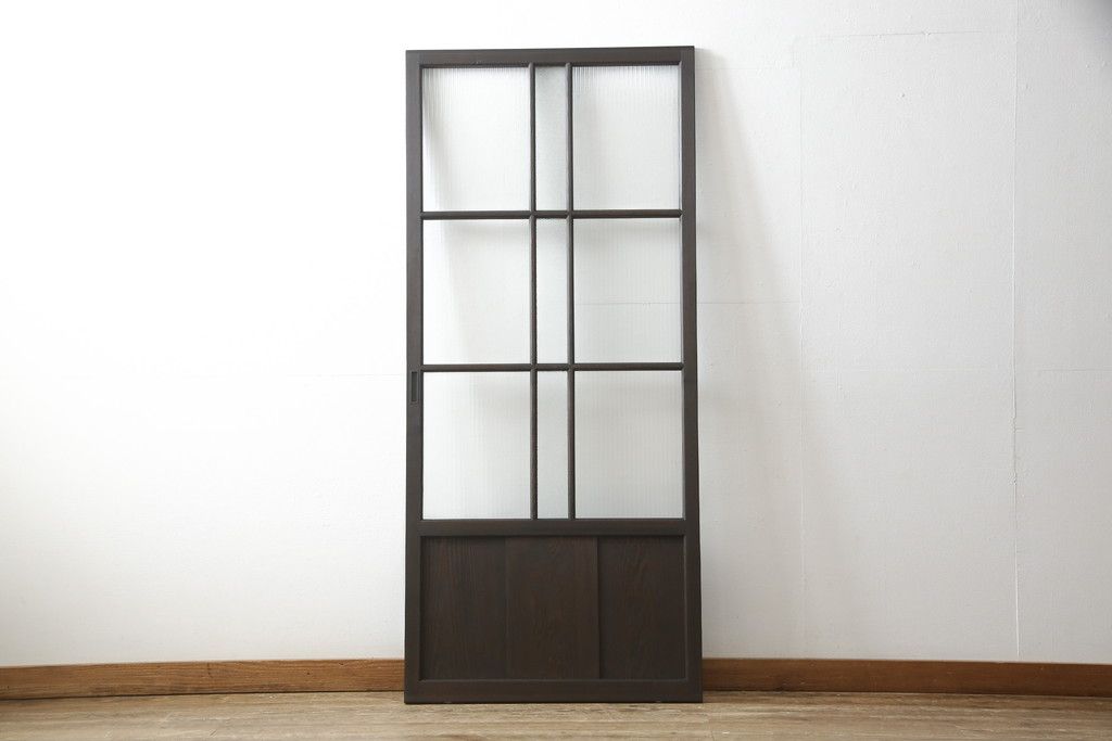 ガラス戸をリペア&カスタム!リサイズし、引手と戸車を取り付け。ガラスはモールガラスとダイヤガラスに交換。ダークブラウンに着色仕上げ。(引き戸、建具)