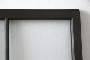 ガラス戸をリペア&カスタム!リサイズし、引手と戸車を取り付け。ガラスはモールガラスとダイヤガラスに交換。ダークブラウンに着色仕上げ。(引き戸、建具)