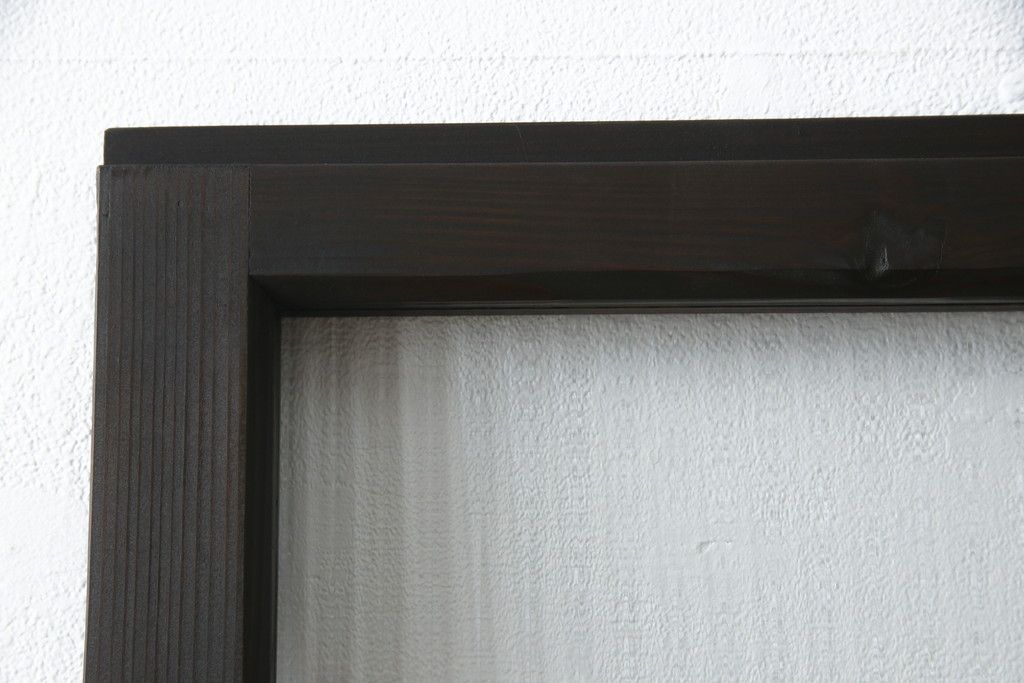 ガラス戸をリペア&カスタム!リサイズし、引手と戸車を取り付け。ガラスはモールガラスとダイヤガラスに交換。ダークブラウンに着色仕上げ。(引き戸、建具)