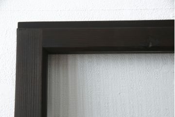 ガラス戸をリペア&カスタム!リサイズし、引手と戸車を取り付け。ガラスはモールガラスとダイヤガラスに交換。ダークブラウンに着色仕上げ。(引き戸、建具)