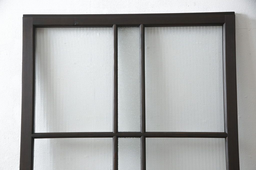 ガラス戸をリペア&カスタム!リサイズし、引手と戸車を取り付け。ガラスはモールガラスとダイヤガラスに交換。ダークブラウンに着色仕上げ。(引き戸、建具)