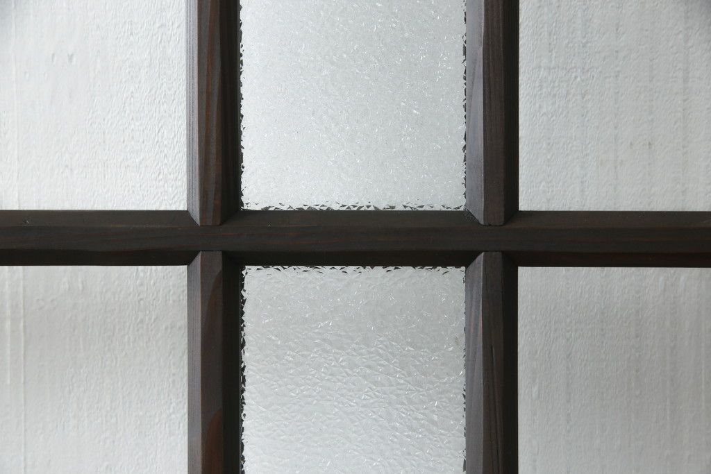 ガラス戸をリペア&カスタム!リサイズし、引手と戸車を取り付け。ガラスはモールガラスとダイヤガラスに交換。ダークブラウンに着色仕上げ。(引き戸、建具)