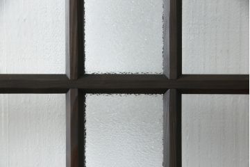 ガラス戸をリペア&カスタム!リサイズし、引手と戸車を取り付け。ガラスはモールガラスとダイヤガラスに交換。ダークブラウンに着色仕上げ。(引き戸、建具)