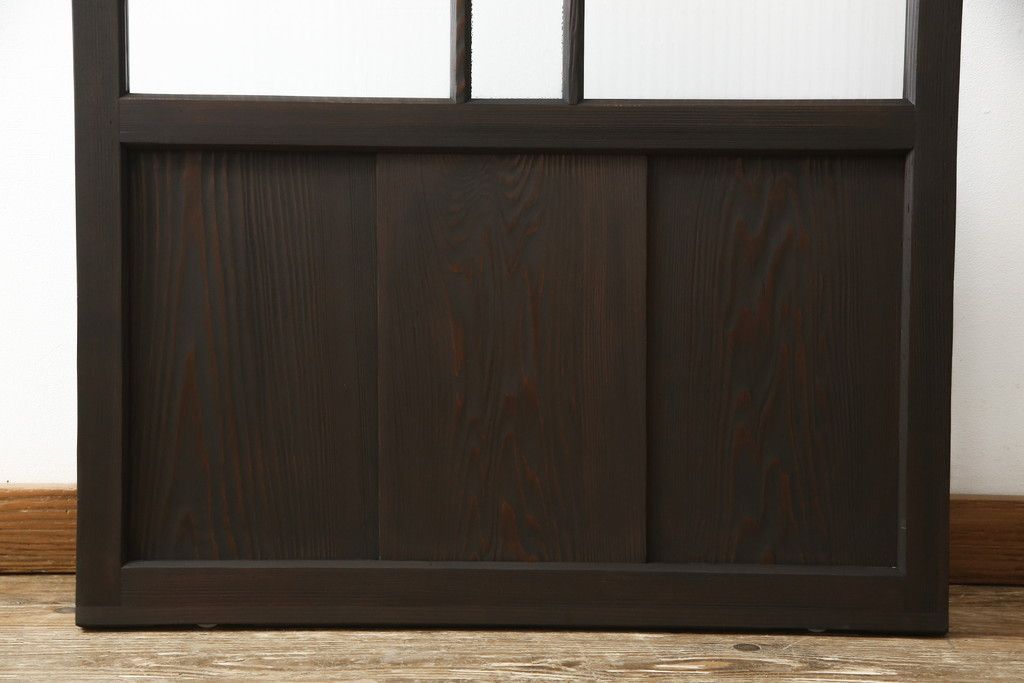 ガラス戸をリペア&カスタム!リサイズし、引手と戸車を取り付け。ガラスはモールガラスとダイヤガラスに交換。ダークブラウンに着色仕上げ。(引き戸、建具)