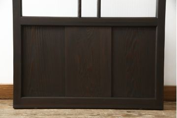 ガラス戸をリペア&カスタム!リサイズし、引手と戸車を取り付け。ガラスはモールガラスとダイヤガラスに交換。ダークブラウンに着色仕上げ。(引き戸、建具)