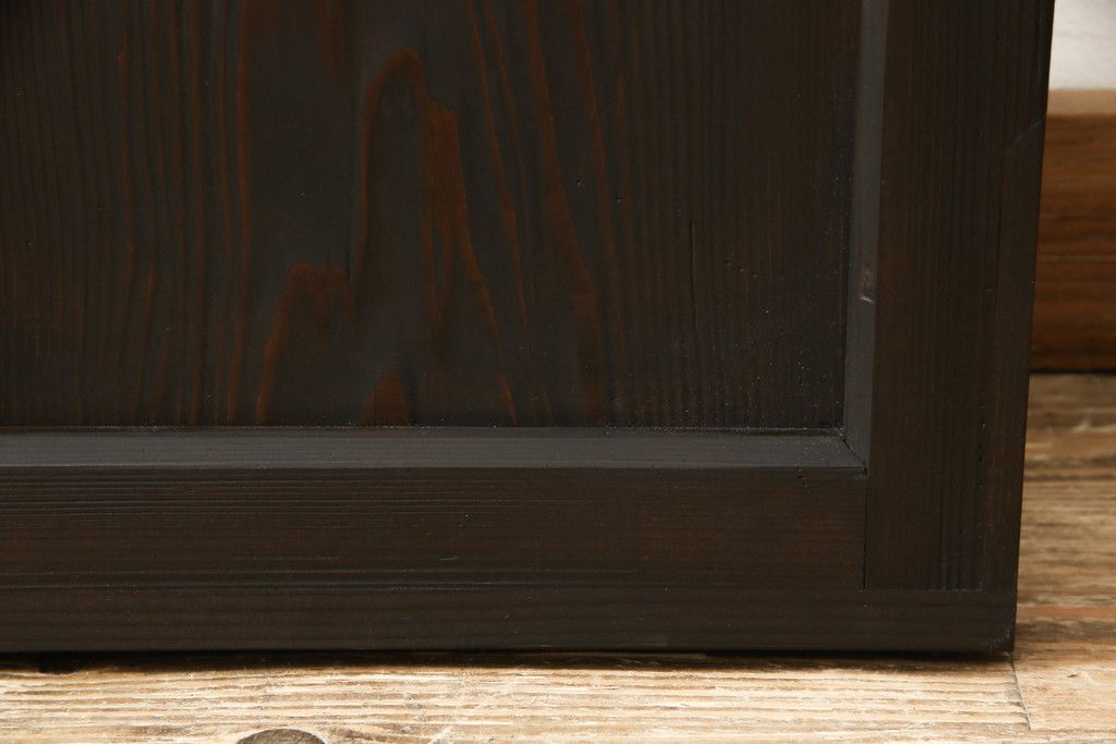 ガラス戸をリペア&カスタム!リサイズし、引手と戸車を取り付け。ガラスはモールガラスとダイヤガラスに交換。ダークブラウンに着色仕上げ。(引き戸、建具)