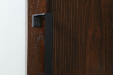 蔵戸をリペア&カスタム!リサイズし、引手・鍵・吊り金具を取り付け。ご希望の色味に着色仕上げ。(引き戸、玄関戸)
