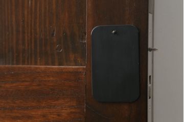 蔵戸をリペア&カスタム!リサイズし、引手・鍵・吊り金具を取り付け。ご希望の色味に着色仕上げ。(引き戸、玄関戸)