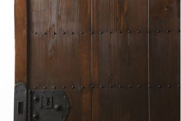 蔵戸をリペア&カスタム!高品質リペアを施し、リサイズ。丸型戸車を取り付け。外部用塗装で仕上げ。(引き戸、玄関戸、建具)