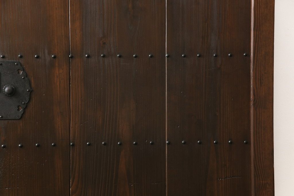 蔵戸をリペア&カスタム!高品質リペアを施し、リサイズ。丸型戸車を取り付け。外部用塗装で仕上げ。(引き戸、玄関戸、建具)