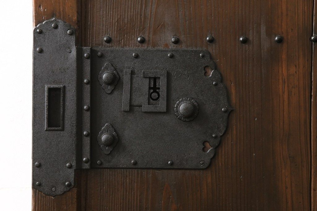 蔵戸をリペア&カスタム!高品質リペアを施し、リサイズ。丸型戸車を取り付け。外部用塗装で仕上げ。(引き戸、玄関戸、建具)