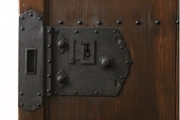 蔵戸をリペア&カスタム!高品質リペアを施し、リサイズ。丸型戸車を取り付け。外部用塗装で仕上げ。(引き戸、玄関戸、建具)