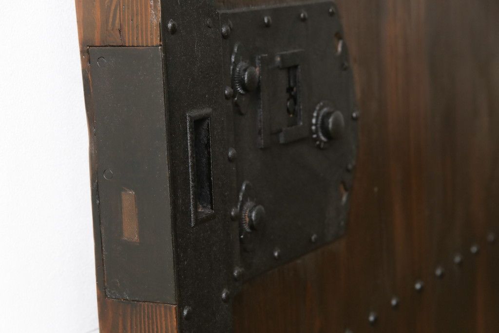 蔵戸をリペア&カスタム!高品質リペアを施し、リサイズ。丸型戸車を取り付け。外部用塗装で仕上げ。(引き戸、玄関戸、建具)