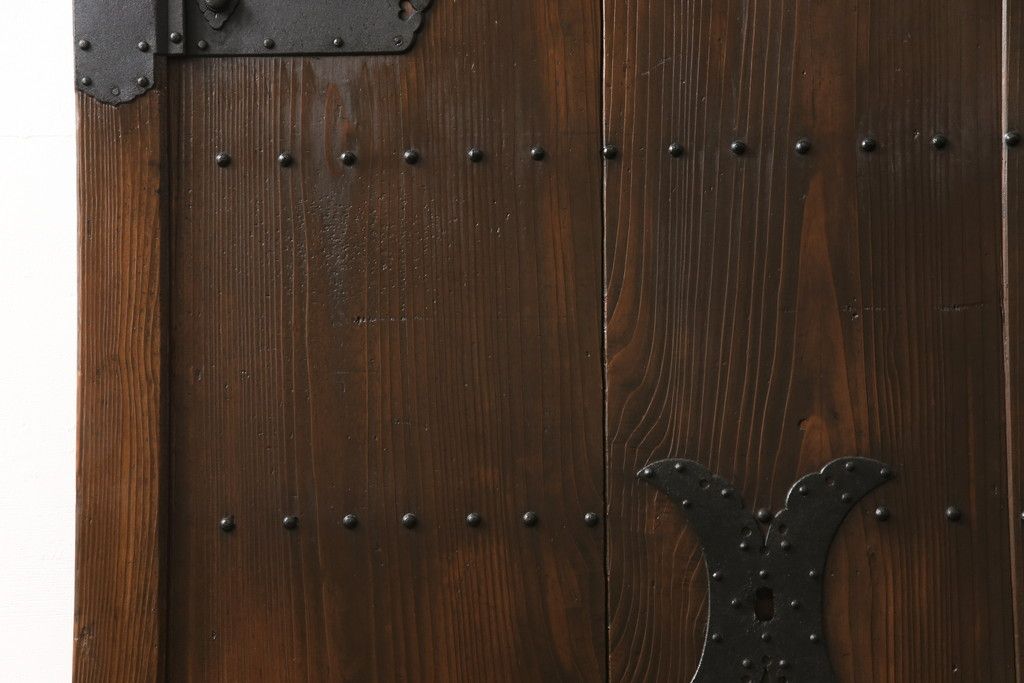 蔵戸をリペア&カスタム!高品質リペアを施し、リサイズ。丸型戸車を取り付け。外部用塗装で仕上げ。(引き戸、玄関戸、建具)